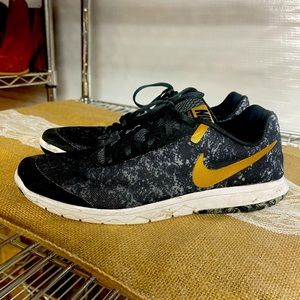 Nike Women’s cross training tennis shoe size 10